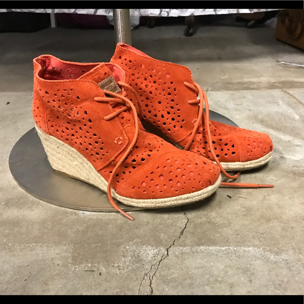 Great condition, heeled TOMS